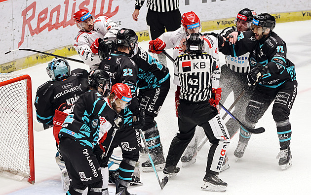 ONLINE: Třetí semifinále. Vary chtějí doma snížit s Třincem, Sparta přivítá Pardubice