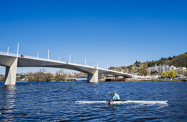 Opožděně, dráž a zapovězený autům. Dvorecký most mění tok dopravy