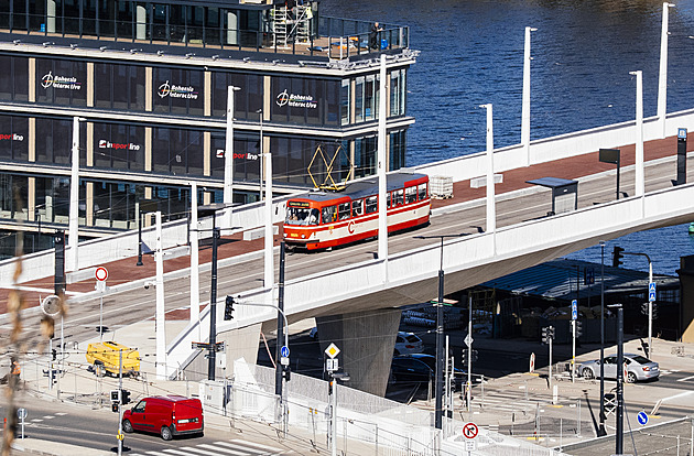Tramvaje a autobusy na Dvoreckém mostu. Jak zamíchají pražskou dopravou?