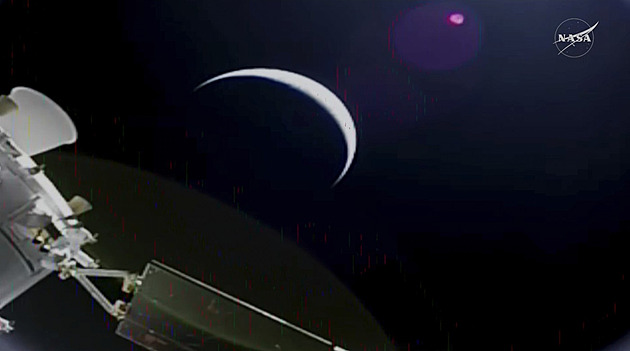 Blíž Měsíci než Zemi. Posádka Artemis II je za polovinou trasy, NASA ukázala fotky