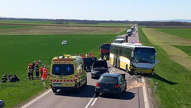 Tah z Brna do Znojma uzavřel střet autobusu a tří aut, zranilo se několik lidí