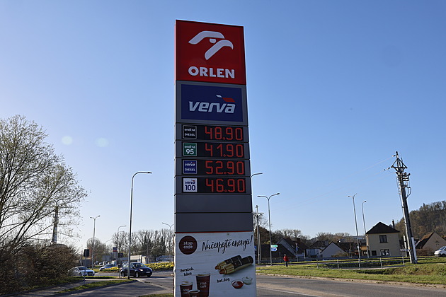 Ceny paliv dál klesají. Nafta zlevní o více než korunu, rozhodlo ministerstvo