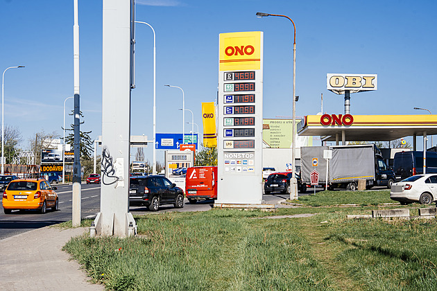 Naše opatření zafungovala, říká Schillerová k palivům. Vláda tlačí na velké hráče