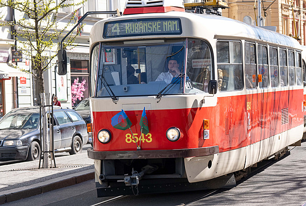Symbol respektu a rozmanitosti. Tramvaje v Praze jezdí s romskými vlaječkami