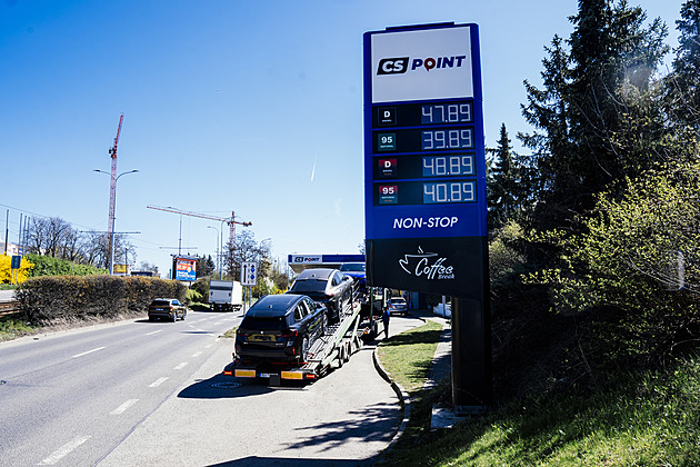 S nárůstem cen nafty a benzinu roste i politický tlak na jejich omezení. Opustí vláda regulaci?