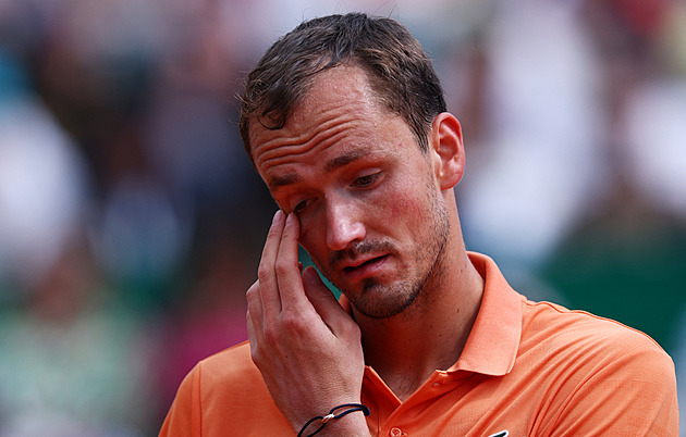 Totální výbuch Medveděva. Uhrál jen 17 míčů, dostal dva kanáry a mlátil raketou