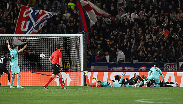 Watkins dvěma góly srazil Boloňu, Porto si v Evropské lize dalo kuriózní vlastňák