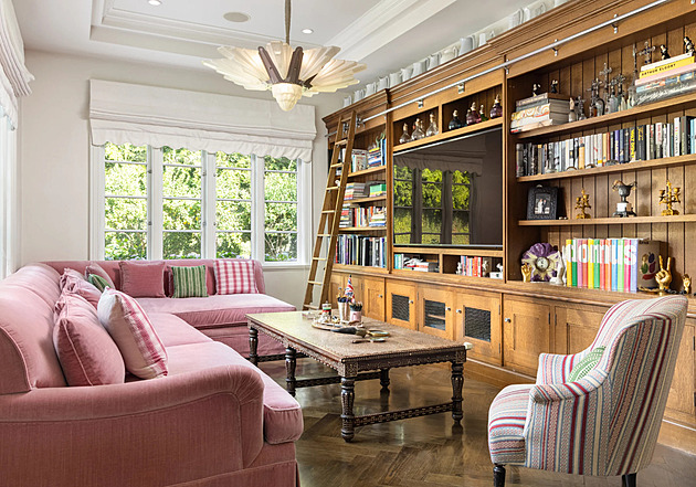 Na prodej je vila Ozzyho Osbourna v Los Angeles. I s Elvisovým podpisem na krbu