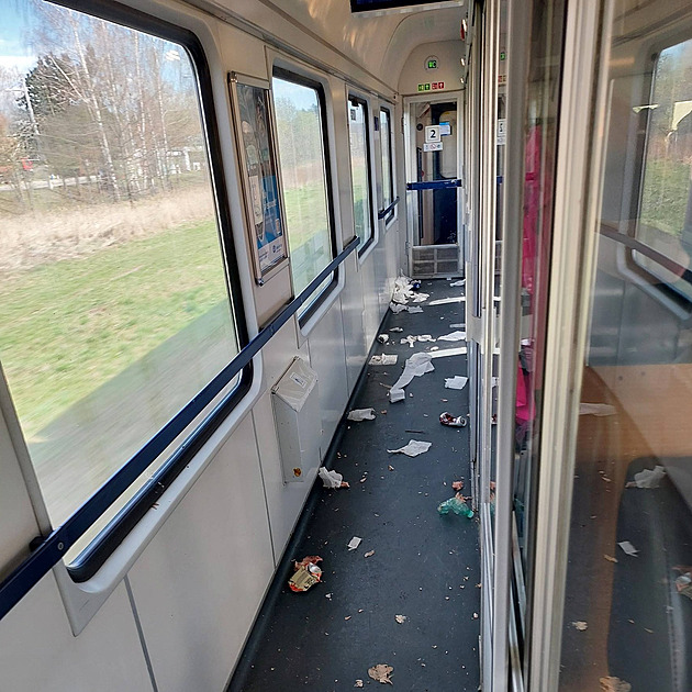 Další ostuda Dynama. Fanoušci dělali ve vlaku nepořádek a obtěžovali cestující