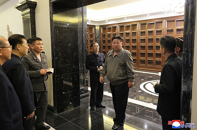 Kim zkontroloval památník severokorejským padlým od Kurska. Notesy se plnily