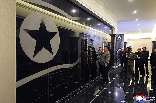 Kim zkontroloval památník severokorejským padlým od Kurska. Notesy se plnily