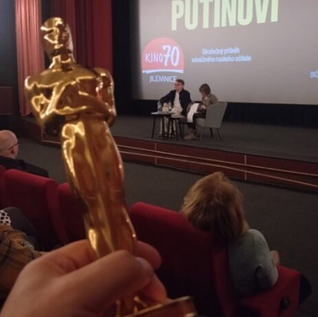 ‚Zlatý plešoun‘ ve věži. Držitel Oscara natáhl unikátní hodiny v Jilemnici