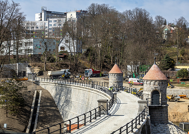 Rozsáhlá oprava liberecké přehrady končí, plavci si ještě počkají
