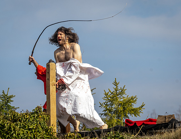 Tři litry krve s kakaem. V České Lípě skončil na kříži Ježíš z porodnice