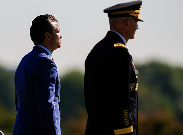 Hegseth pokračuje v čistkách. V době války odvolal šéfa pozemních vojsk