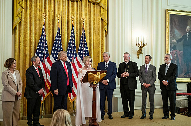 Trump je jako Ježíš, rozplývala se pastorka. Proč Bílý dům video raději stáhl