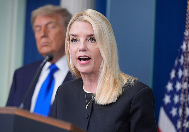 Trump odvolal ministryni spravedlnosti Bondiovou. Řeší se souvislost s Epsteinem