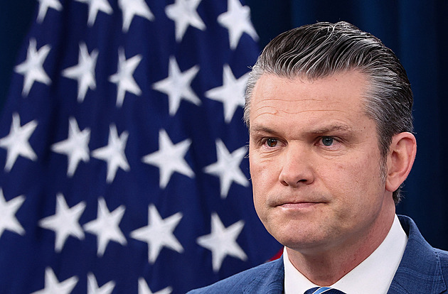 Žadonící Írán jsme zničili, Trump vstoupí do dějin, prohlásil Hegseth