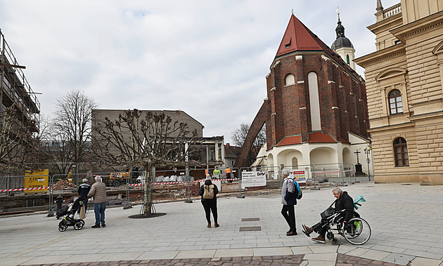 Nádhera, kochají se Opavané odhaleným koutem náměstí. Vynikl bouráním Slezanky