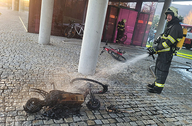 Požár elektrokoloběžky vyhnal hosty z hotelu, žár poškodil i další vozítka