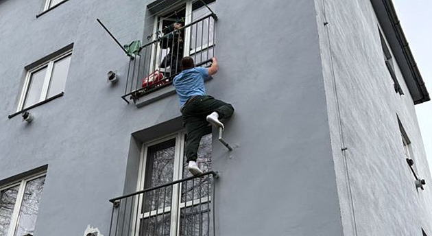 Marná snaha nenapravitelného zloděje. Policistům se zkusil schovat pod balkonem