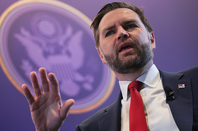 Írán uzavřel Hormuzský průliv, nelíbí se mu „zlá vůle“ nejen USA. Američané to popírají