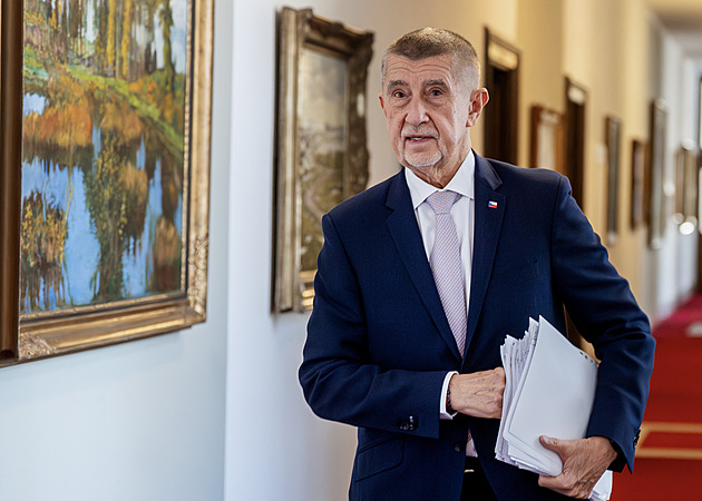Nepochopitelně navýšili ceny, zlobí se Babiš kvůli cenám pohonných hmot