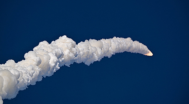 Lidé po 54 letech vyrazili k Měsíci. Čtyři astronauté jej při historické misi obletí