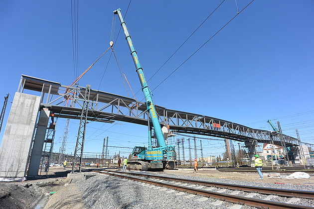 Lávka nad kolejištěm v České Třebové je kompletní, stanici už řídí počítač