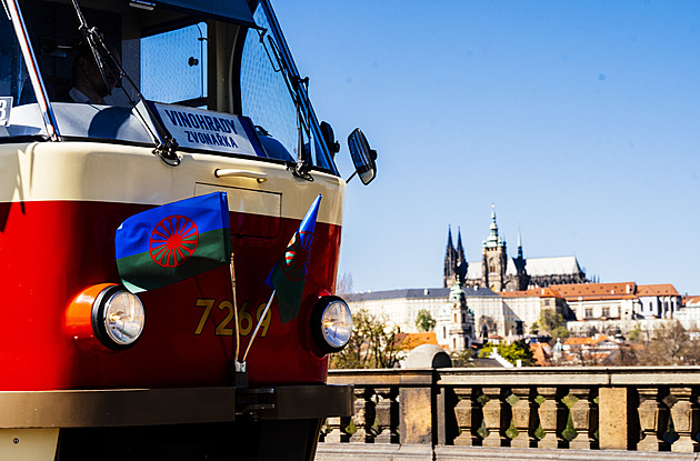 Symbol respektu a rozmanitosti. Tramvaje v Praze jezdí s romskými vlaječkami Symbol respektu a rozmanitosti. Tramvaje v Praze jezdí s romskými vlaječkami