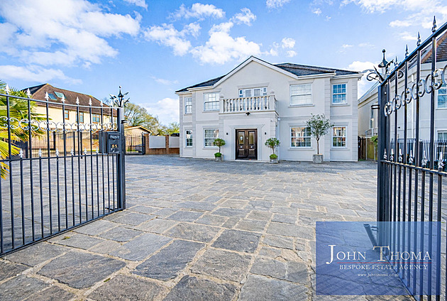 Zvenku luxusní sídlo, ve sklepě hříšný klub. Vila za 98 milionů vyráží dech