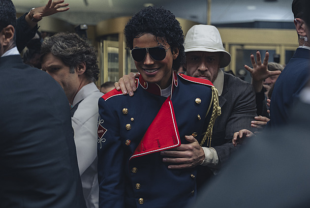 Billie Jean jako originál? Jaafar Jackson vytáhl strýcův moonwalk ve filmu Michael Billie Jean jako originál? Jaafar Jackson vytáhl strýcův moonwalk ve filmu Michael