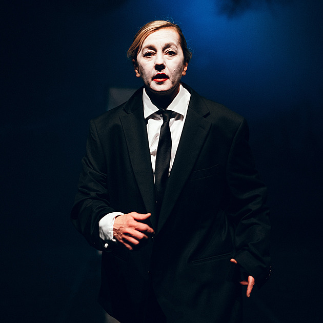 RECENZE: Je libo veletrh rakví? Hybnerová pojala pohřeb jako vtipnou klauniádu