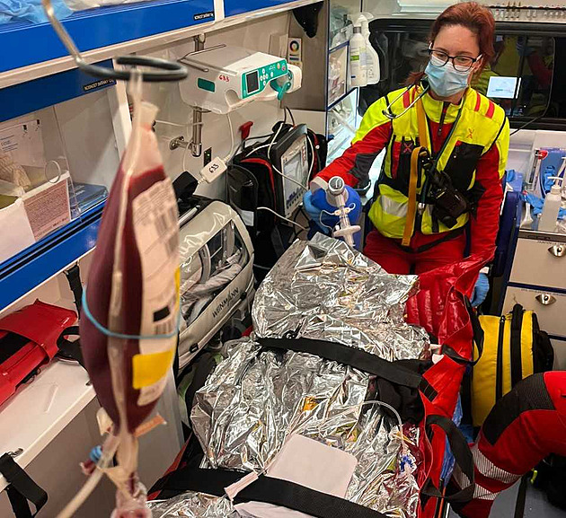 Náraz do svodidel vymrštil na Opavsku spolujezdce z auta, řidič byl zdrogovaný