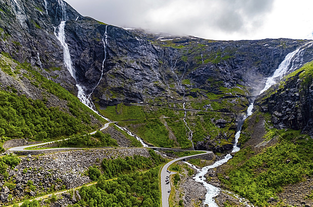 Legendární silnice v Norsku protkaná vodopády. Trollstigen láká i děsí turisty