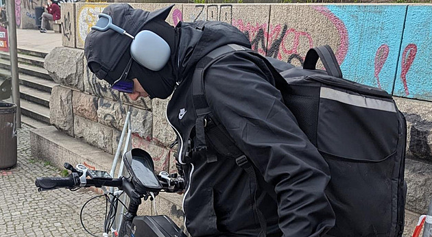 Z elektrokola vypadla za jízdy baterie a zranila chlapce, policie hledá cyklistu