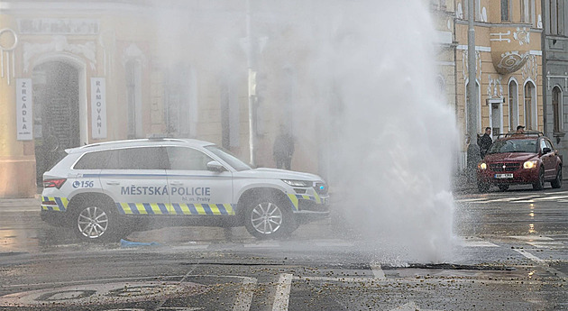 Policie zasahuje u havárie vody v Praze - Holešovicích, doprava je omezena