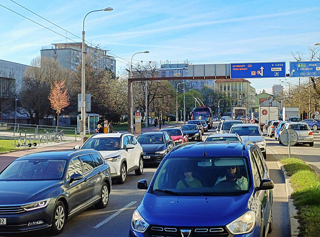 Dopravní problémy řidičů v Českých Budějovicích sílí. Začaly další uzavírky