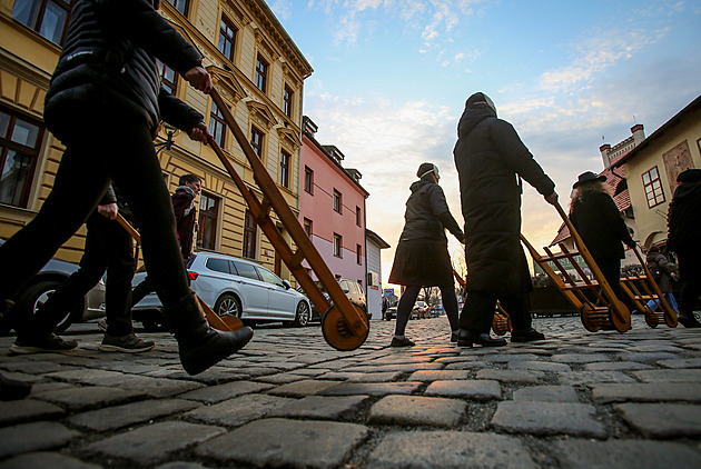 OBRAZEM: Bílé masky, černé oděvy a tajuplné zvuky. Budějovicemi prochází hrkači