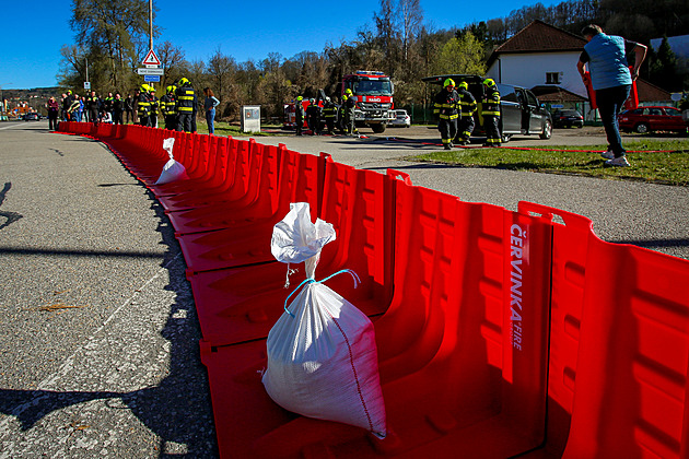 Vypadají jako sedačky na stadionu. Plastové zábrany mají udržet rozlitou Polečnici