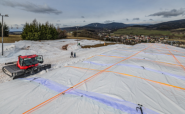 Finský zlepšovák v Mladých Bukách. Kubíky sněhu přečkají léto pod plachtou