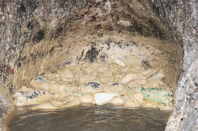 Češi splachují, co nemají. Jak se hledají hříšníci? Detektivní práce ve stokách, líčí vodárny