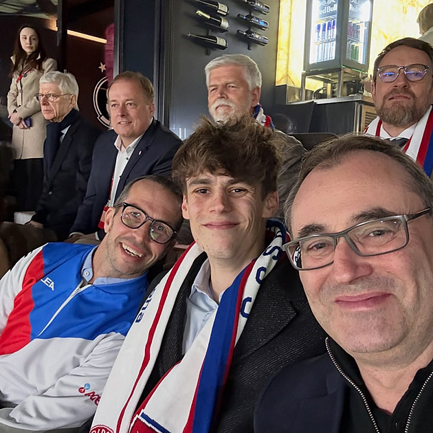 Prezident, politici i sportovní legendy. Kdo na Letné slavil postup Čechů na MS?