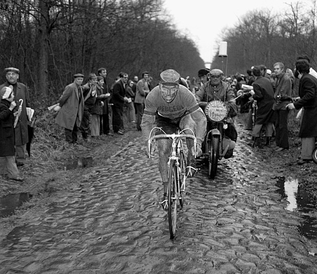 Peklo severu bez slitování. Takové byly nejbahnitější ročníky Paříž–Roubaix