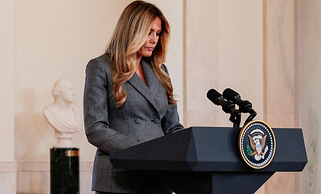 Nikdy jsem se s Epsteinem nepřátelila, hájí se Melania Trumpová. Svolala na to tiskovku