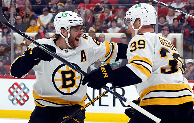 Těsný finiš NHL, Češi si chtějí prodloužit sezonu. Které týmy hrají o play off?