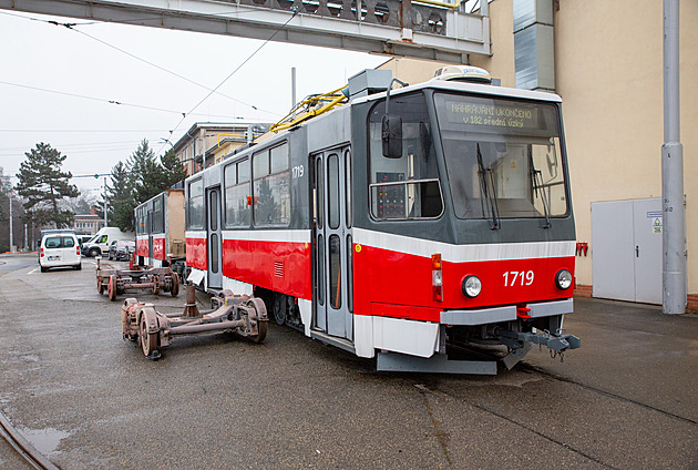 Náhrada za vysloužilé motoráky. AŽD zkouší recyklovanou bateriovou tramvaj Náhrada za vysloužilé motoráky. AŽD zkouší recyklovanou bateriovou tramvaj