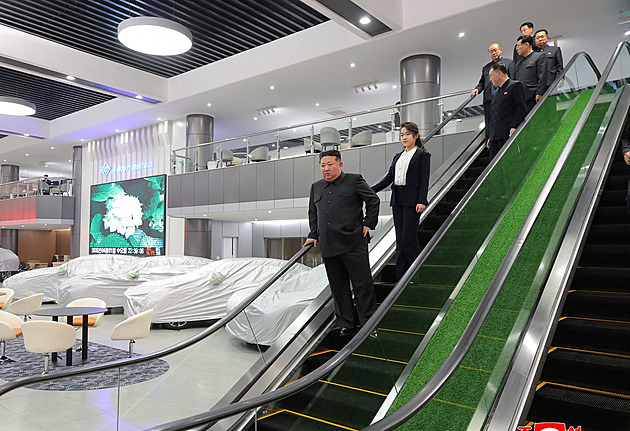 OBRAZEM: Koťátka a další cenné rady od vůdce. Kim Čong-un navštívil novou čtvrť