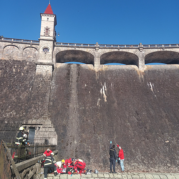 Muž patrně spadl z hráze přehrady Les Království, má poraněnou páteř a hlavu