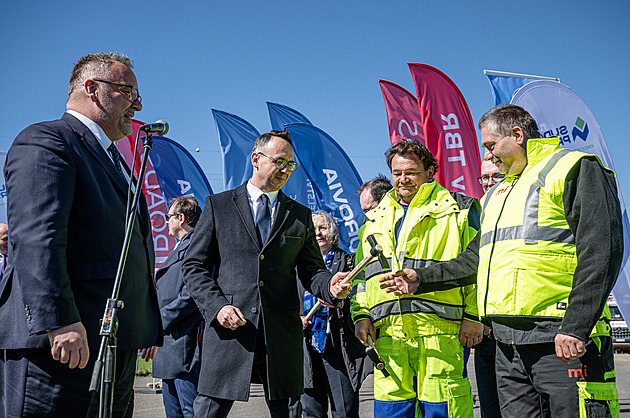 Téměř kilometrový tunel a 24 mostů. Stavba posledního úseku D11 opožděně začala
